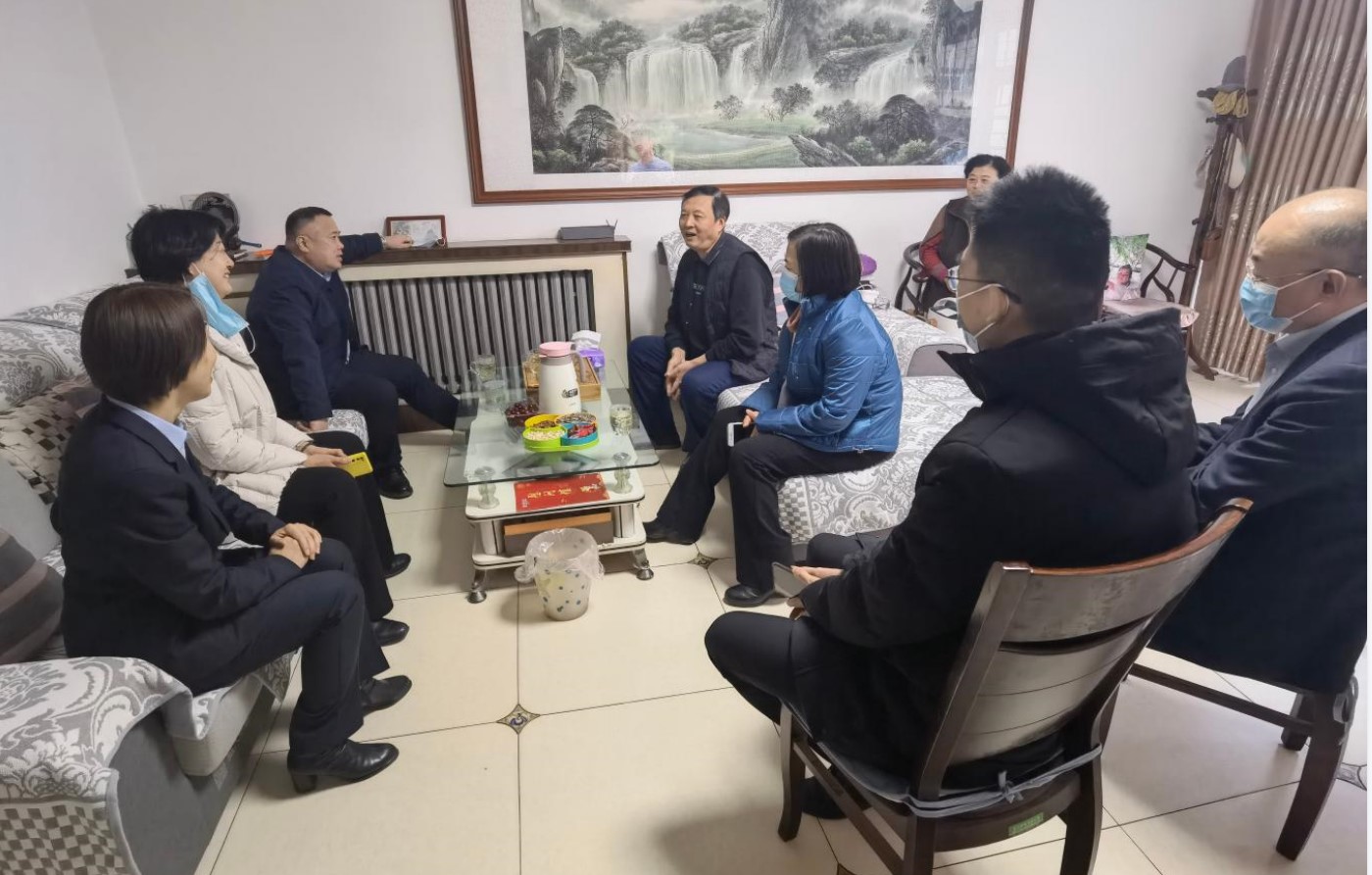 董事長(zhǎng)一行走訪慰問(wèn)困難家庭和退休老干部
